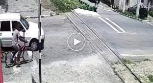 Поезд увёз малолитражку с пассажиркой, брошенную на рельсах в Бразилии