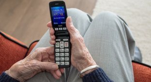 Как сотрудница ремонта телефонов хотела взять с пенсионерки деньги за несуществующую услугу (1 фото)