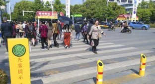 Китайские власти решили отучить пешеходов переходить дорогу на красный сигнал светофора (5 фото + видео)