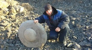 В Кемеровской области обнаружили древний каменный диск в форме летающей тарелки (7 фото)