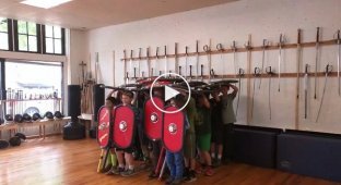 Практические уроки истории. Римское боевое построение Черепаха в исполнении детей