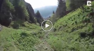 Сумасшедший парашютист пролетел над склоном горы на скорости 120 кмч   