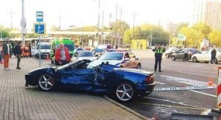 В Москве водитель Ferrari не справился с управлением и врезался в маршрутку (2 фото + 2 видео)