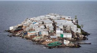 Как живут люди на самом густонаселённом острове в мире (9 фото)