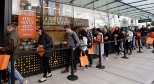 Автоматический магазин Amazon Go, в котором не должно быть очередей, столкнулся с ними в день открытия (6 фото)