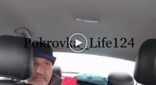 Требовательный клиент такси и женщина водитель в Красноярске