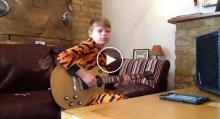 10-летний малыш взял гитару в руки и начал оттачивает свое мастерство
