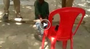 Индийская полиция проводит воспитательную работу с попрошайкой-мошенником
