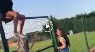 Девушки решили попробовать перелезть через забор