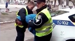 В Кременчуге на Авроре женщины пытались «отбить» у полиции правонарушителя