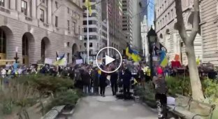 Митинг в поддержку Украины в Нью-Йорке. Участники акции скандируют «Азов»