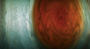Космический зонд сфотографировал самую сильную бурю в Солнечной системе (4 фото)