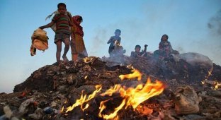 Бангладешские дети просеивают горящие груды мусора, чтобы найти что-то ценное для продажи (5 фото)