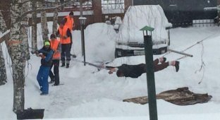 Дворники во дворе Воронежа растянули мужчину на дыбе (2 фото + 2 видео)