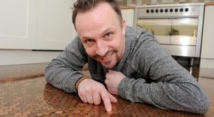 IT-специалист сделал себе пол на кухне из 27 тысяч монет (9 фото)