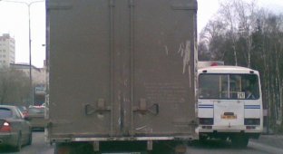 Чистосердечное признание водителя грузовика (2 фото)