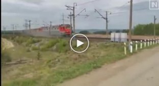 Поезд протаранил стоящий на железнодорожном переезде трактор