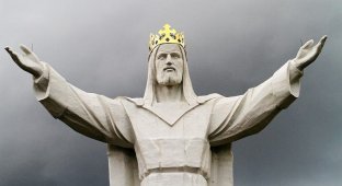 Гигантская статуя Христа начала раздавать интернет (5 фото)