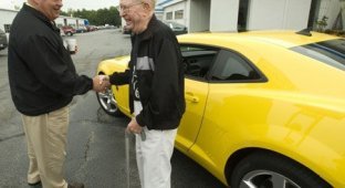 101-летний дедушка купил мечту - Chevrolet Camaro (2 фото)