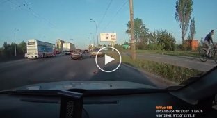 В Киеве, водитель скрылся с места ДТП в мачту освещения