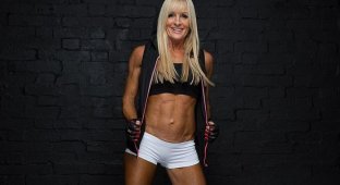 52-летняя британка участвует в конкурсе фитнес-бикини (8 фото)