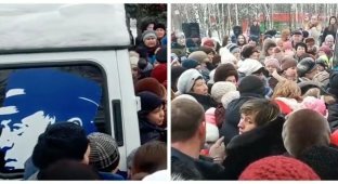 В погоне за халявой: жители Курска устроили давку из-за конфет и бесплатных календарей (1 фото + 1 видео)