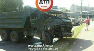 В Киеве грузовик при ДТП отбросил маршрутку на 30 метров