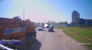 Невероятно наглый водитель грузовика, который решил прокатиться по встречной полосе