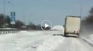 Как убирать снег на трассе Львов-Киев