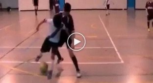 Как дети технически играют в футбол