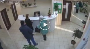 В Рязани мужчина ударил девушку на ресепшене (мат)
