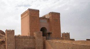 В Ираке боевики ИГИЛ взорвали древний храм «Ворота Бога» (2 фото)