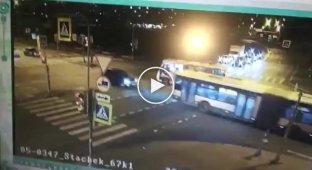 В Петербурге BMW врезалась в пассажирскую маршрутку