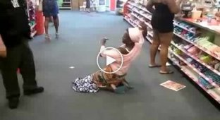 Сумасшедшая женщина в супермаркете