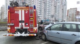 Массовое ДТП с участием пожарного автомобиля в Екатеринбурге (3 фото + 2 видео)