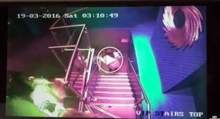 Пьяная девушка после дискотеки на лестнице