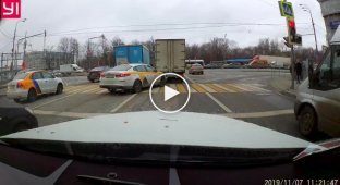 Потрясающий маневр таксиста в Москве попал на видео