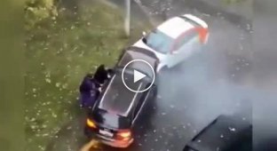 При попытке припарковаться пьяный москвич разбил семь авто