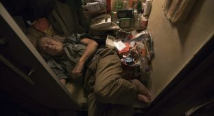 Как живут люди в гонконгских квартирах-гробах (15 фото)