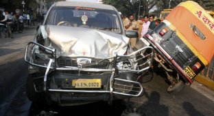 Психбольной в Индии угнал автобус и задавил 9 человек (11 фото)