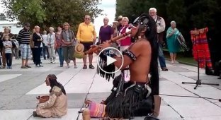 Мужчина из индейского племени играет кавер на Последний из могикан