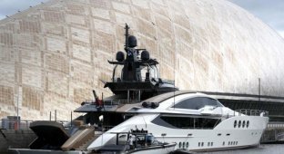 Яхта Lady M российского миллиардера Алексея Мордашова прибыла в Глазго (8 фото)