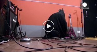 Бразильская мусульманка в парандже исполняет хэви-метал (11 фото + видео)