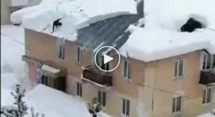 Чистка снега на крыше и несоблюдение техники безопасности
