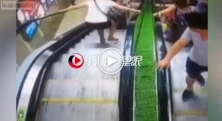 Китайская мать которая рискнула проехаться с ребенком на эскалаторе