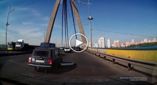 Черный Киа Сид сбил велосепидиста на московском мосту. Киев