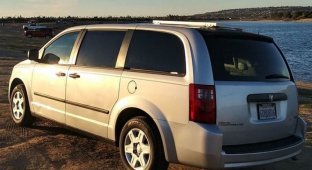 Минивэн Dodge Grand Caravan 2008 года превратили в полноценный автодом (14 фото)