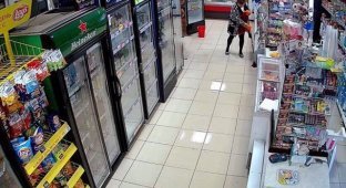 Когда суровая уборщица вымыла пол в магазине под Нижним Новгородом (4 фото + видео)
