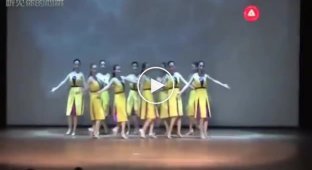 Танец с быстрым переодеванием от азиатских девушек