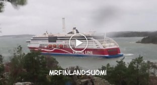 Корабль Viking Line сел на мель в Балтийском море
